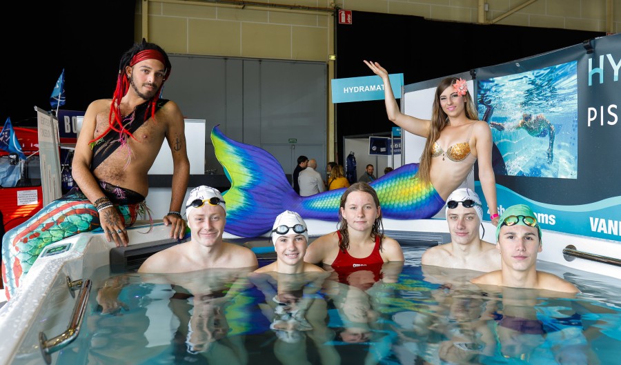 sirène triton et nageurs salon piscine et spa